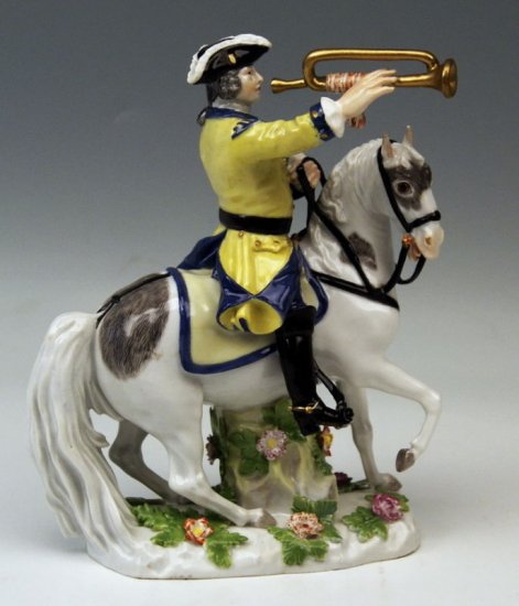 ２４４　マイセン　馬の背にまたがりトランペット吹く兵士　ポーセリン人形　ケンドラー作