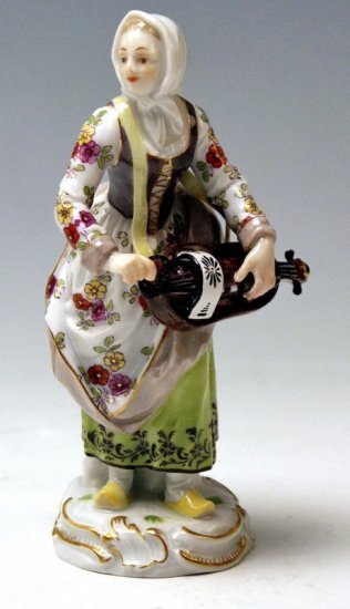 ２４７　マイセン　ハーディーガーディー弾きの女性　（シリーズ作品　“パリの街の商人たち”）　ケンドラーとレイニック協同作品