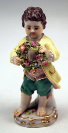 ２５０　マイセン　花のリースを持つ裸足の少年　（シリーズ作品　“ガーデナーの子供達”）　ケンドラー作