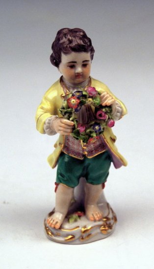 ２５０　マイセン　花のリースを持つ裸足の少年　（シリーズ作品　“ガーデナーの子供達”）　ケンドラー作