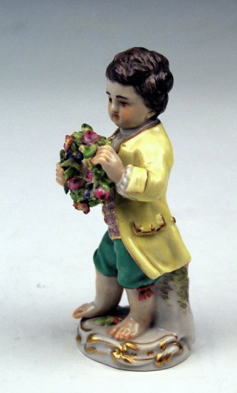 ２５０　マイセン　花のリースを持つ裸足の少年　（シリーズ作品　“ガーデナーの子供達”）　ケンドラー作