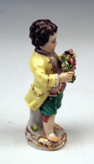 ２５０　マイセン　花のリースを持つ裸足の少年　（シリーズ作品　“ガーデナーの子供達”）　ケンドラー作