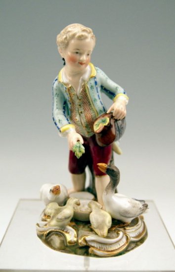 ２５４　マイセン　ガチョウに餌を与える少年　ポーセリン人形　１９世紀　ケンドラー作