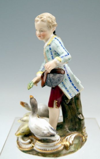 ２５４　マイセン　ガチョウに餌を与える少年　ポーセリン人形　１９世紀　ケンドラー作