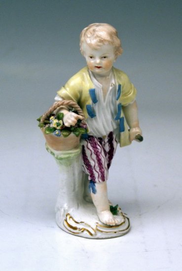 マイセン人形　花かごを持った庭師の少年（1750年ころ）型番号28