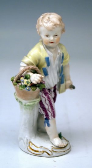マイセン人形　花かごを持った庭師の少年（1750年ころ）型番号28
