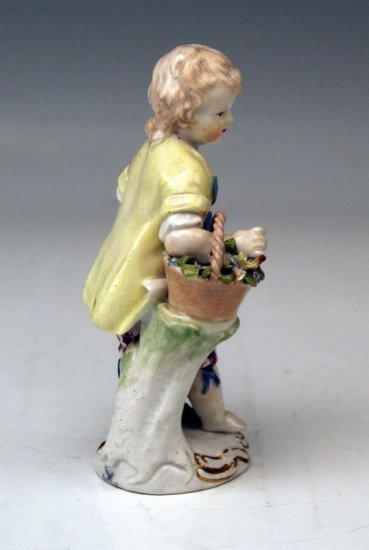 マイセン人形　花かごを持った庭師の少年（1750年ころ）型番号28