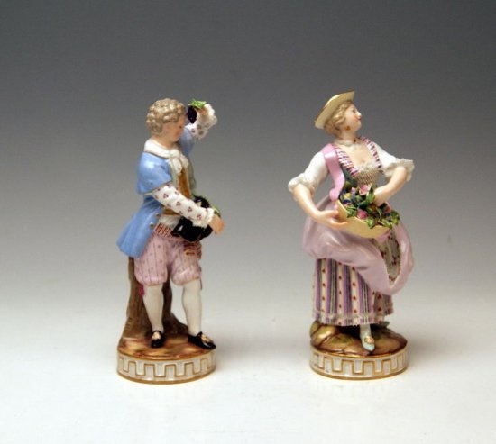マイセン人形ペアセット　葡萄摘みの男性と花かごを持つ女性（1860年）型番号F84、C72