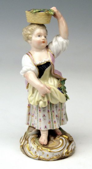 マイセン人形　庭師の子供ーバスケットと葡萄を持つ少女（1860年ころ）型番号F 21