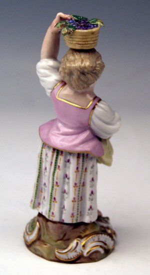 マイセン人形　庭師の子供ーバスケットと葡萄を持つ少女（1860年ころ）型番号F 21