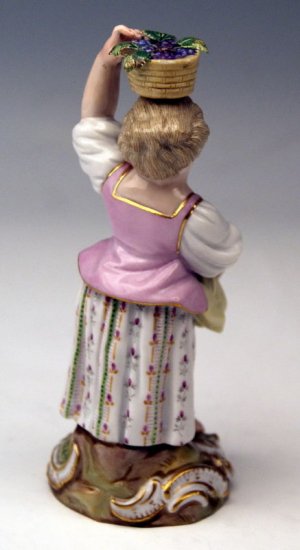 マイセン人形 庭師の子供ーバスケットと葡萄を持つ少女（1860年ころ）型番号F 21 – アンティークテーブルウェア