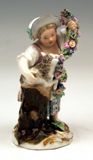 マイセン人形　庭師の子供ー羊を抱える花祭りの少女（1774～1814年ころ）型番号F20