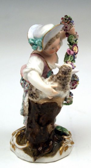 マイセン人形　庭師の子供ー羊を抱える花祭りの少女（1774～1814年ころ）型番号F20