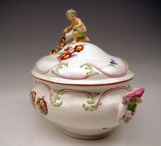 マイセン　チュリーン（ふた付き深皿）天使と花の装飾付き　マルコリーニ時代（1790年ころ）