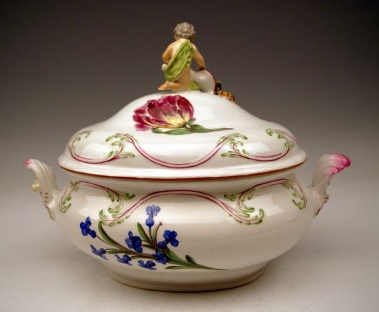 マイセン　チュリーン（ふた付き深皿）天使と花の装飾付き　マルコリーニ時代（1790年ころ）