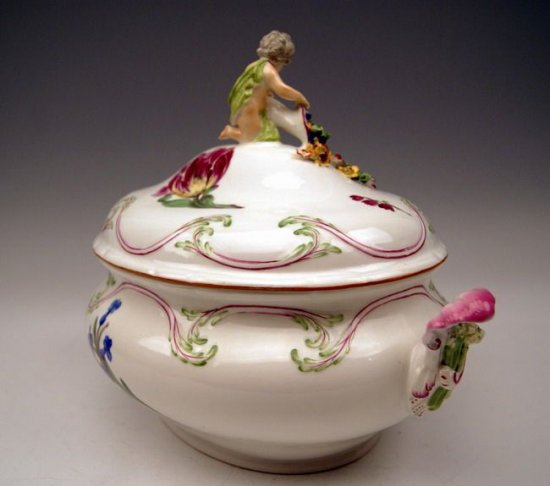 マイセン　チュリーン（ふた付き深皿）天使と花の装飾付き　マルコリーニ時代（1790年ころ）