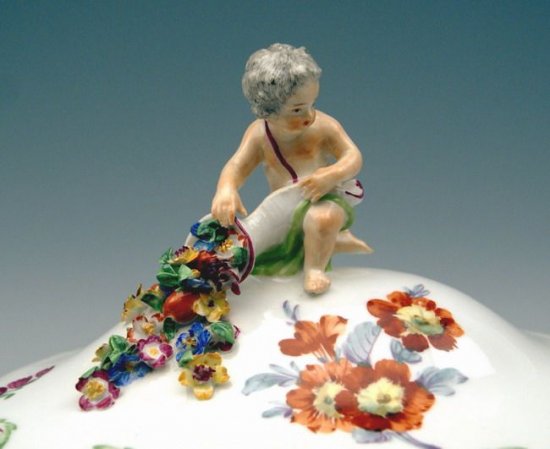 マイセン　チュリーン（ふた付き深皿）天使と花の装飾付き　マルコリーニ時代（1790年ころ）