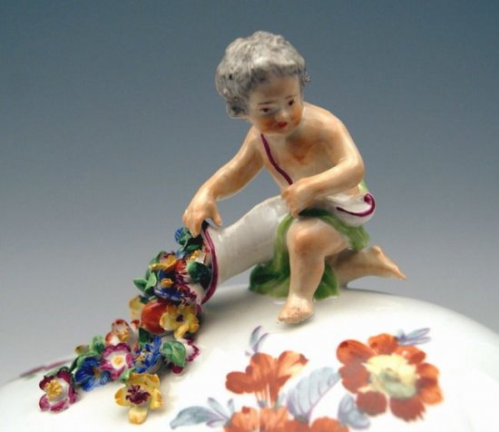 マイセン　チュリーン（ふた付き深皿）天使と花の装飾付き　マルコリーニ時代（1790年ころ）