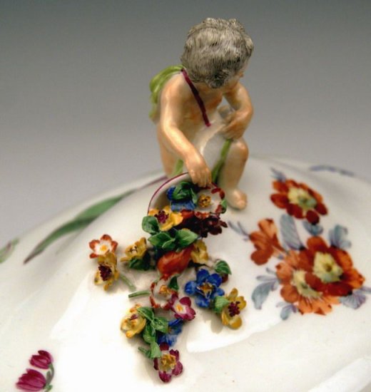 マイセン　チュリーン（ふた付き深皿）天使と花の装飾付き　マルコリーニ時代（1790年ころ）