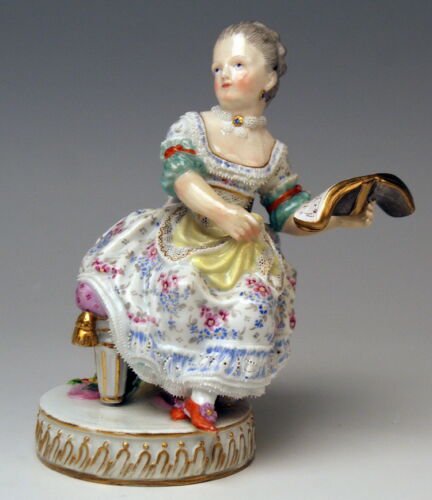 マイセン人形・フィギュリン 本を手にしたロココ風の女性 M.V. アシエ