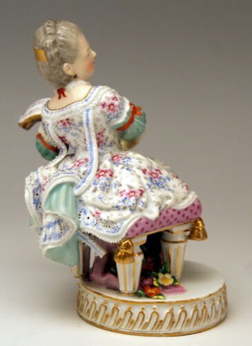 マイセン人形・フィギュリン 本を手にしたロココ風の女性 M.V.