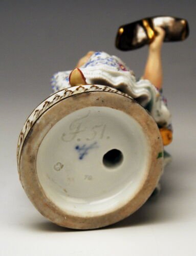 マイセン人形・フィギュリン 本を手にしたロココ風の女性 M.V. アシエ