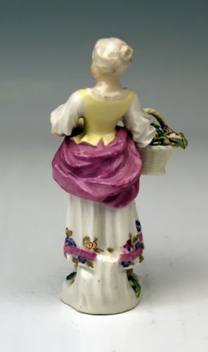 マイセン人形・フィギュリン　花かごを持った農家の少女（1750年ころ）型番号2030