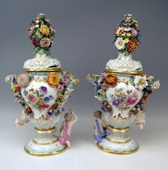 マイセン　ペア ふた付き花瓶セット（1850年ころ）豪華花の装飾付き