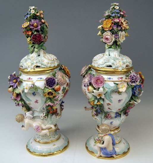 マイセン　ペア ふた付き花瓶セット（1850年ころ）豪華花の装飾付き