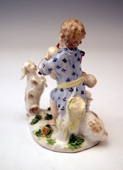 マイセン人形(フィギュリン)バグパイプを吹く少年と牧羊犬（1750年ころ）