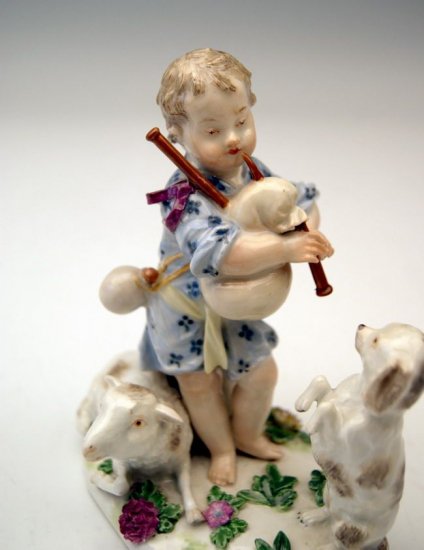 マイセン人形(フィギュリン)バグパイプを吹く少年と牧羊犬（1750年ころ）