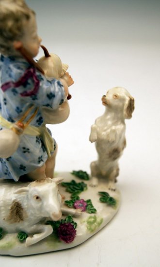 マイセン人形(フィギュリン)バグパイプを吹く少年と牧羊犬（1750年ころ）