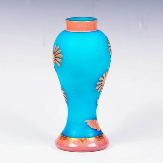 アンティーク　フランス製バカラ　ブルーオパーリンガラスベース　エナメル加工された桃色の花の花瓶