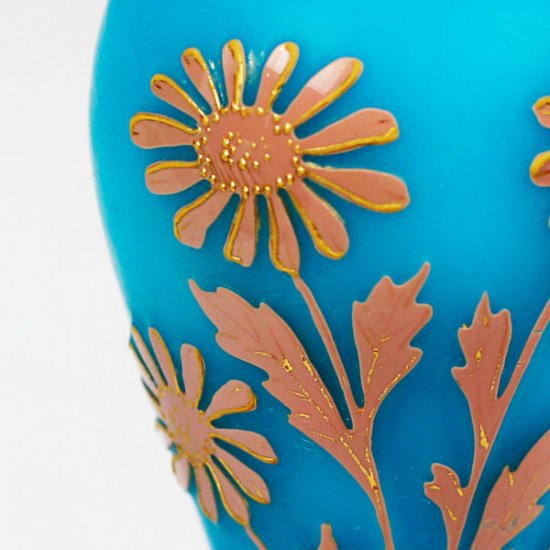 アンティーク　フランス製バカラ　ブルーオパーリンガラスベース　エナメル加工された桃色の花の花瓶