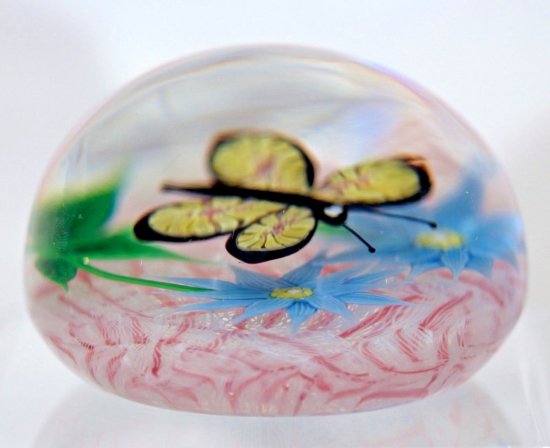462	バカラ　ガラスペーパーウェイト　ライトブルーの花と漂う蝶