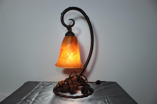 ドーム兄弟　葡萄の装飾がされたブロンズのデスクランプ