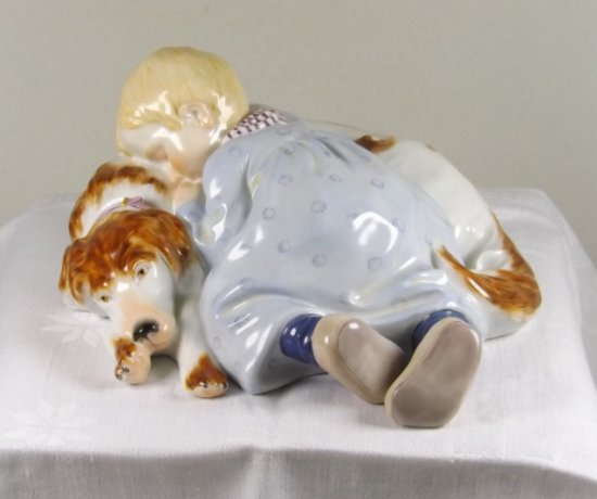 279	マイセン meissen　ヘンチェル人形 眠る少年と犬