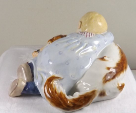 279	マイセン meissen　ヘンチェル人形 眠る少年と犬
