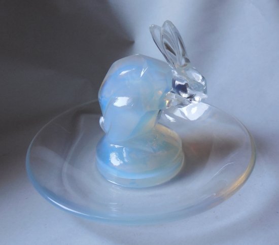 309	ルネ・ラリック　灰皿　乳白色のウサギ