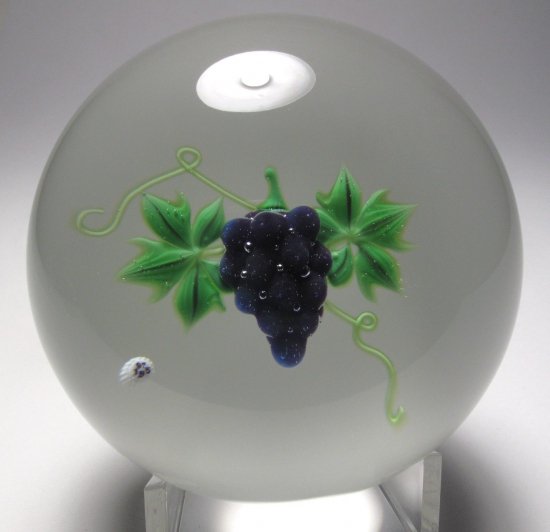 ５４３　バカラ　ぶどうのガラスペーパーウェイト　1975年