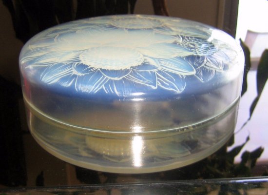 ルネ・ラリック　３つのダリアの花のボックス　”Trois Dahlias”　1922年