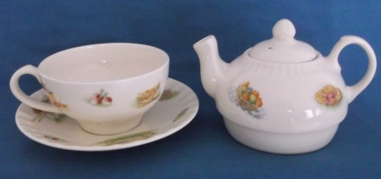 237 エインズレイ　（AYNSLEY）キッチンガーデン　ティーカップ＆ソーサーとポットの３点セット