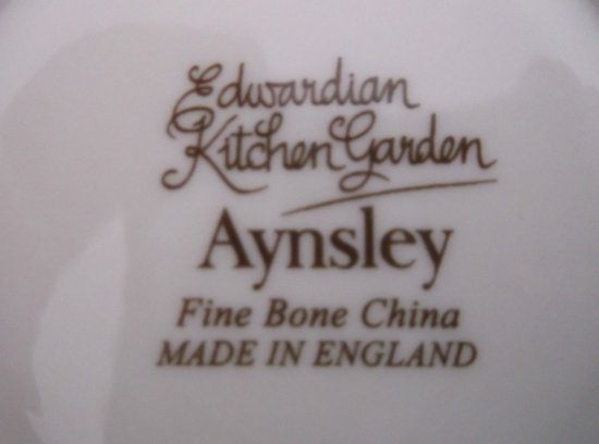 237 エインズレイ　（AYNSLEY）キッチンガーデン　ティーカップ＆ソーサーとポットの３点セット