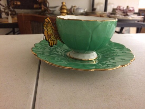 238　エインズレイ　ボーンチャイナ　蝶の持ち手のついたグリーンの足付きカップ＆ソーサー