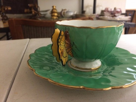 238　エインズレイ　ボーンチャイナ　蝶の持ち手のついたグリーンの足付きカップ＆ソーサー