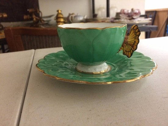 238　エインズレイ　ボーンチャイナ　蝶の持ち手のついたグリーンの足付きカップ＆ソーサー