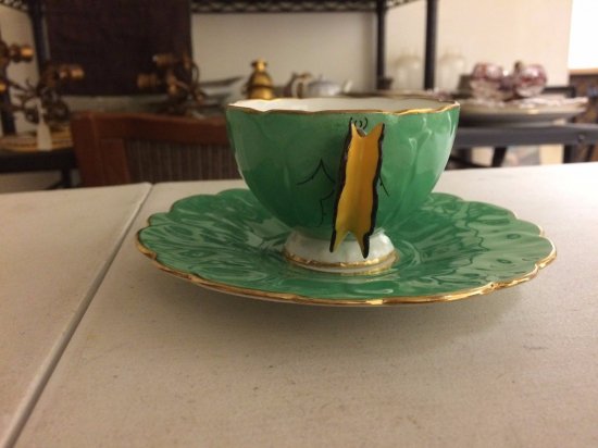 238　エインズレイ　ボーンチャイナ　蝶の持ち手のついたグリーンの足付きカップ＆ソーサー