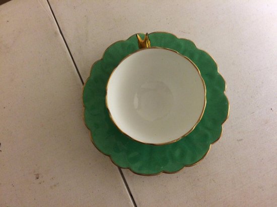 238　エインズレイ　ボーンチャイナ　蝶の持ち手のついたグリーンの足付きカップ＆ソーサー