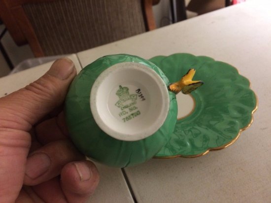 238　エインズレイ　ボーンチャイナ　蝶の持ち手のついたグリーンの足付きカップ＆ソーサー