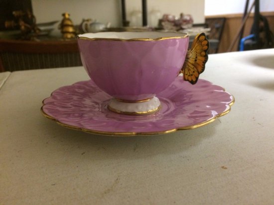 239　エインズレイ　ボーンチャイナ　蝶の持ち手のついたパープルの足付きカップ＆ソーサー
